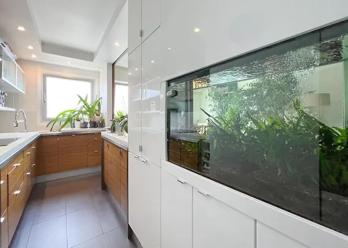 Full - Floor - Eiffel Tower Panoramic View *